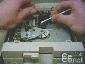 Pulizia delle testine di un floppy con il bastoncino cotonato
